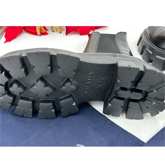 Prada monolith brushed leather
Chelsea boots size 9, made in Italy - Picture 6 of 9